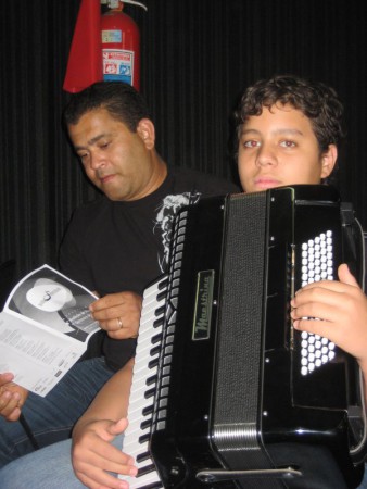 Com o primeiro instrumento que ganhou: a Sanfona